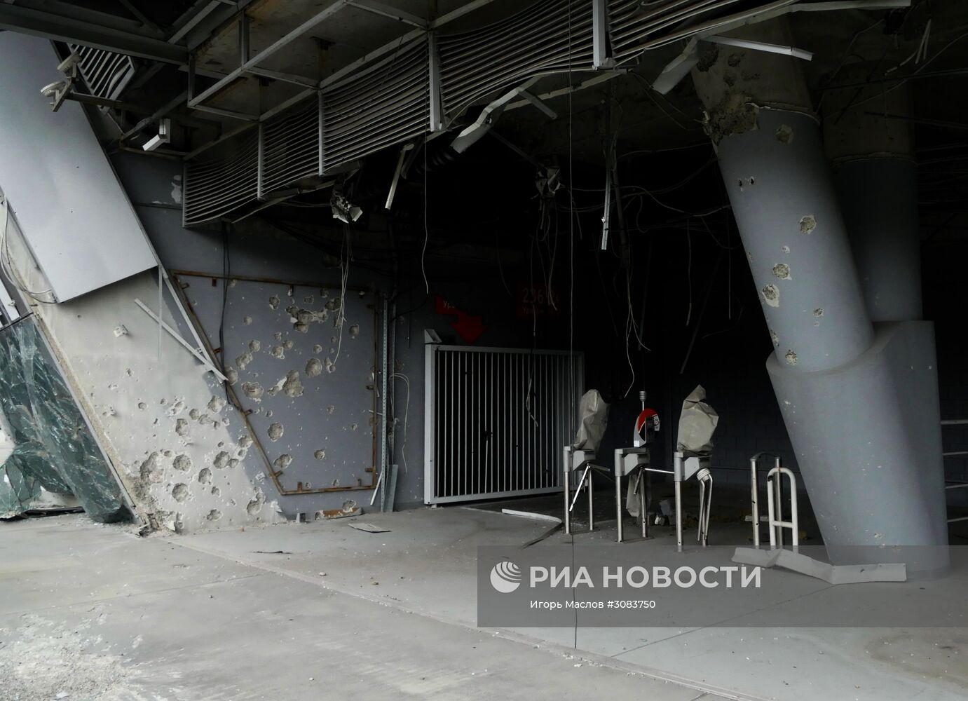 Разрушения на стадионе "Донбасс Арена"