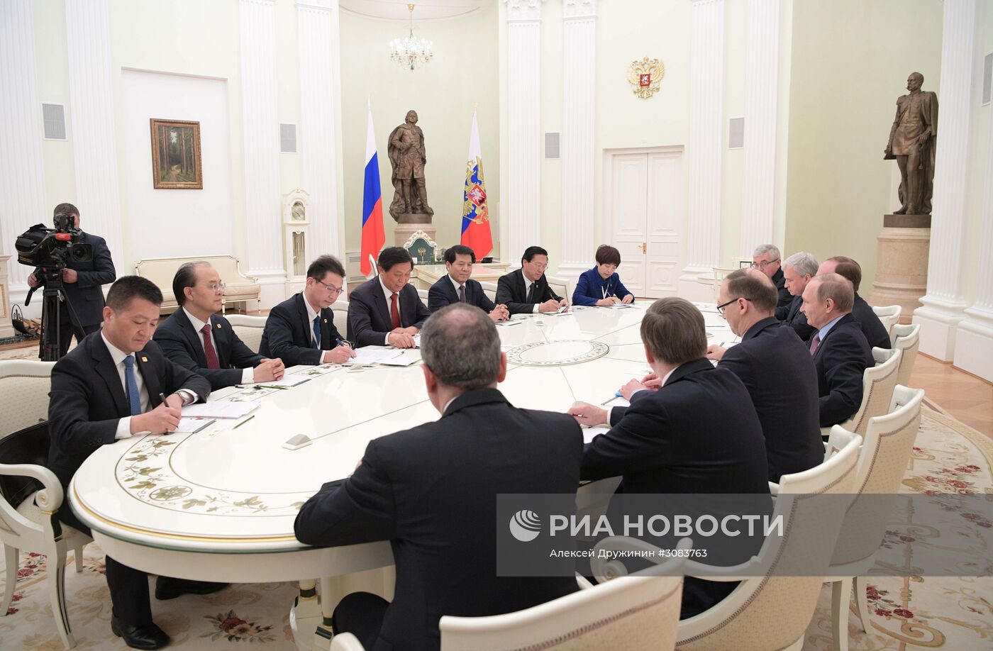 Президент РФ В. Путин встретился с руководителем канцелярии ЦК КПК Ли Чжаньшу