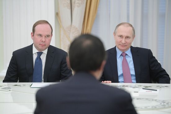 Президент РФ В. Путин встретился с руководителем канцелярии ЦК КПК Ли Чжаньшу