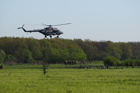 Отработка десантирования с вертолетов Ми-8АМТШ "Терминатор" в Краснодарском крае