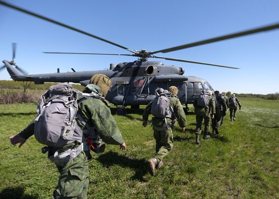 Отработка десантирования с вертолетов Ми-8АМТШ "Терминатор" в Краснодарском крае