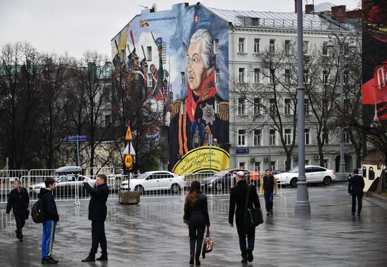 Граффити с Михаилом Кутузовым на фасаде дома в Москве