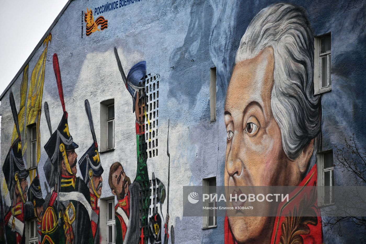 Граффити с Михаилом Кутузовым на фасаде дома в Москве