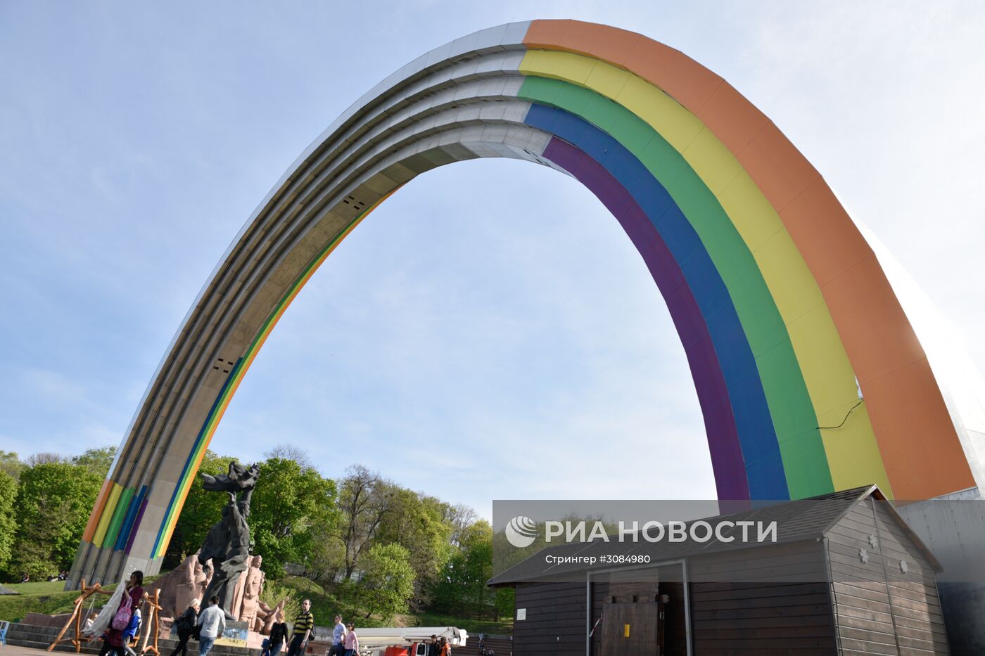 Арку Дружбы народов в Киеве покрасили в цвета радуги к Евровидению