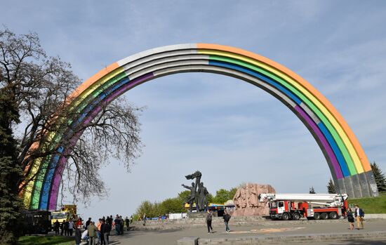 Арку Дружбы народов в Киеве покрасили в цвета радуги к Евровидению