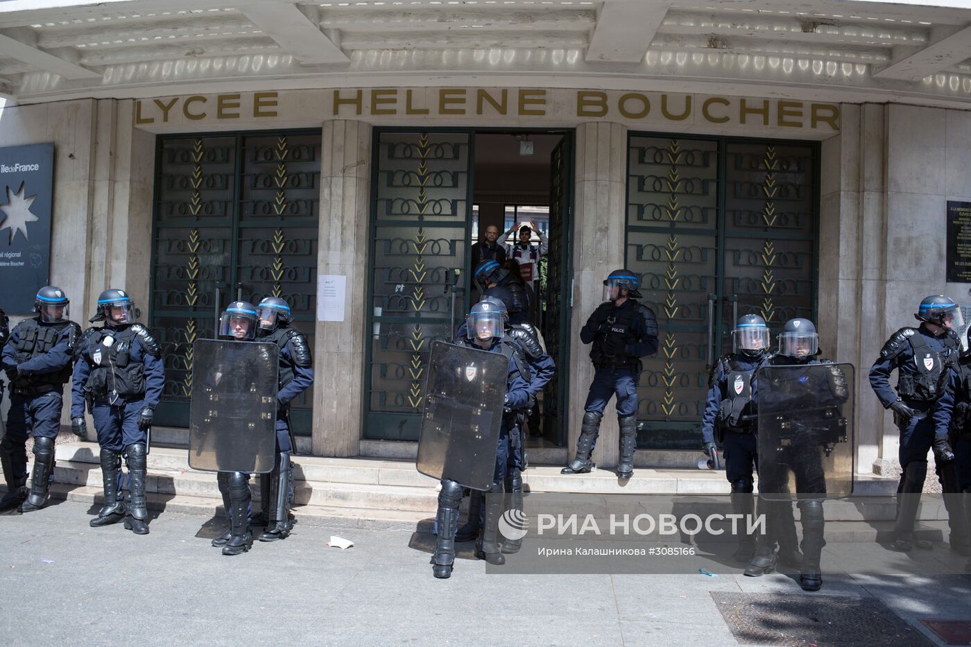 Протесты лицеистов в Париже против кандидатов в президенты