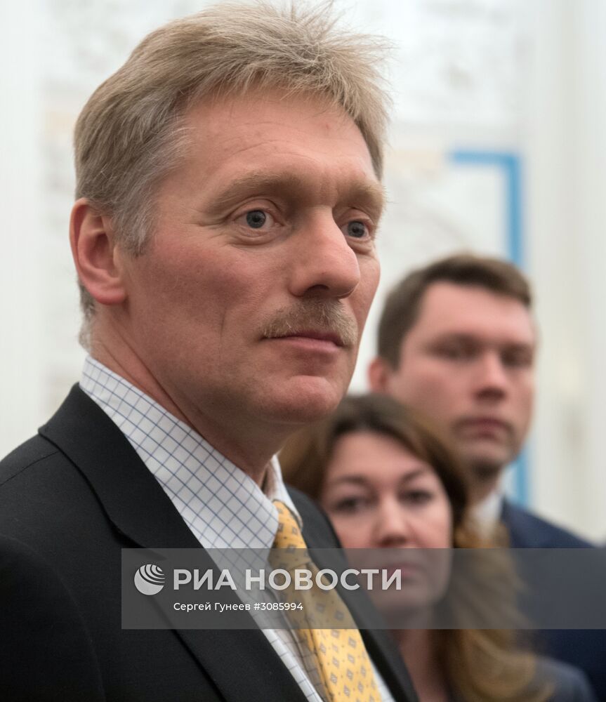 Президент РФ В. Путин вручил медали "Герой Труда Российской Федерации"