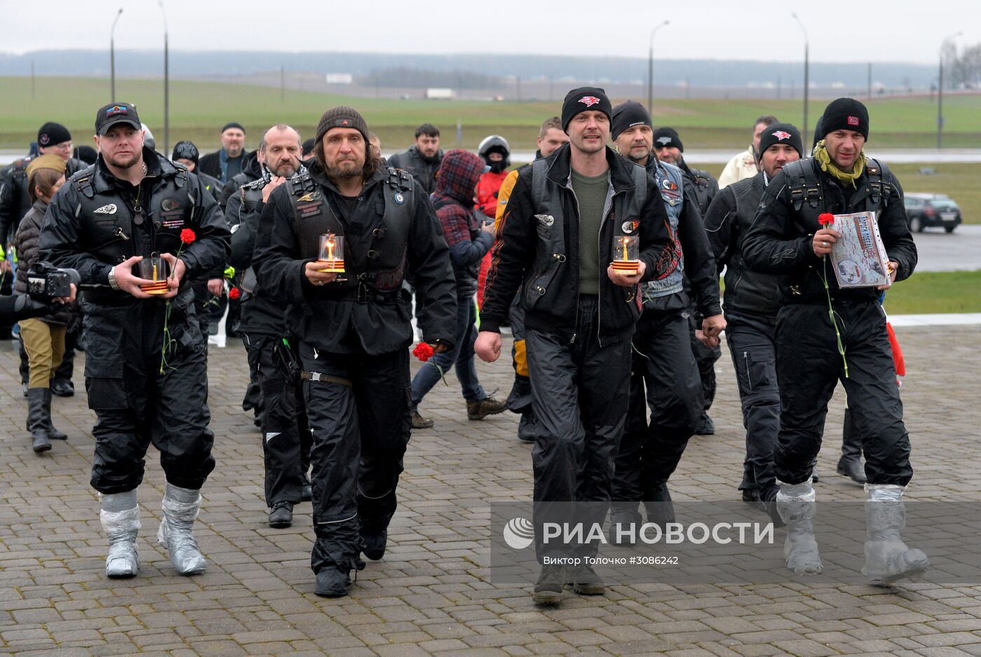 Участники мотоклуба "Ночные волки" возложили цветы к мемориалу "Курган Славы" в Минске