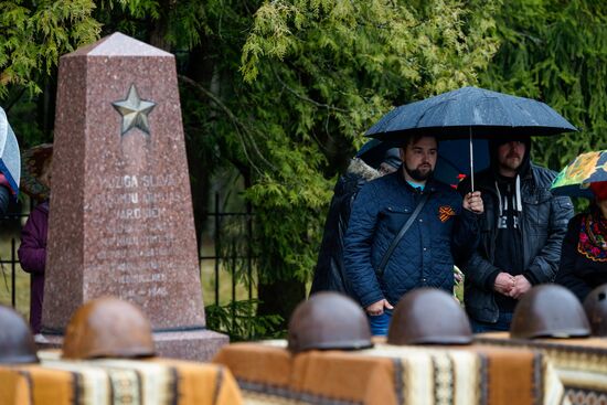 Церемония перезахоронения останков советских воинов в Латвии