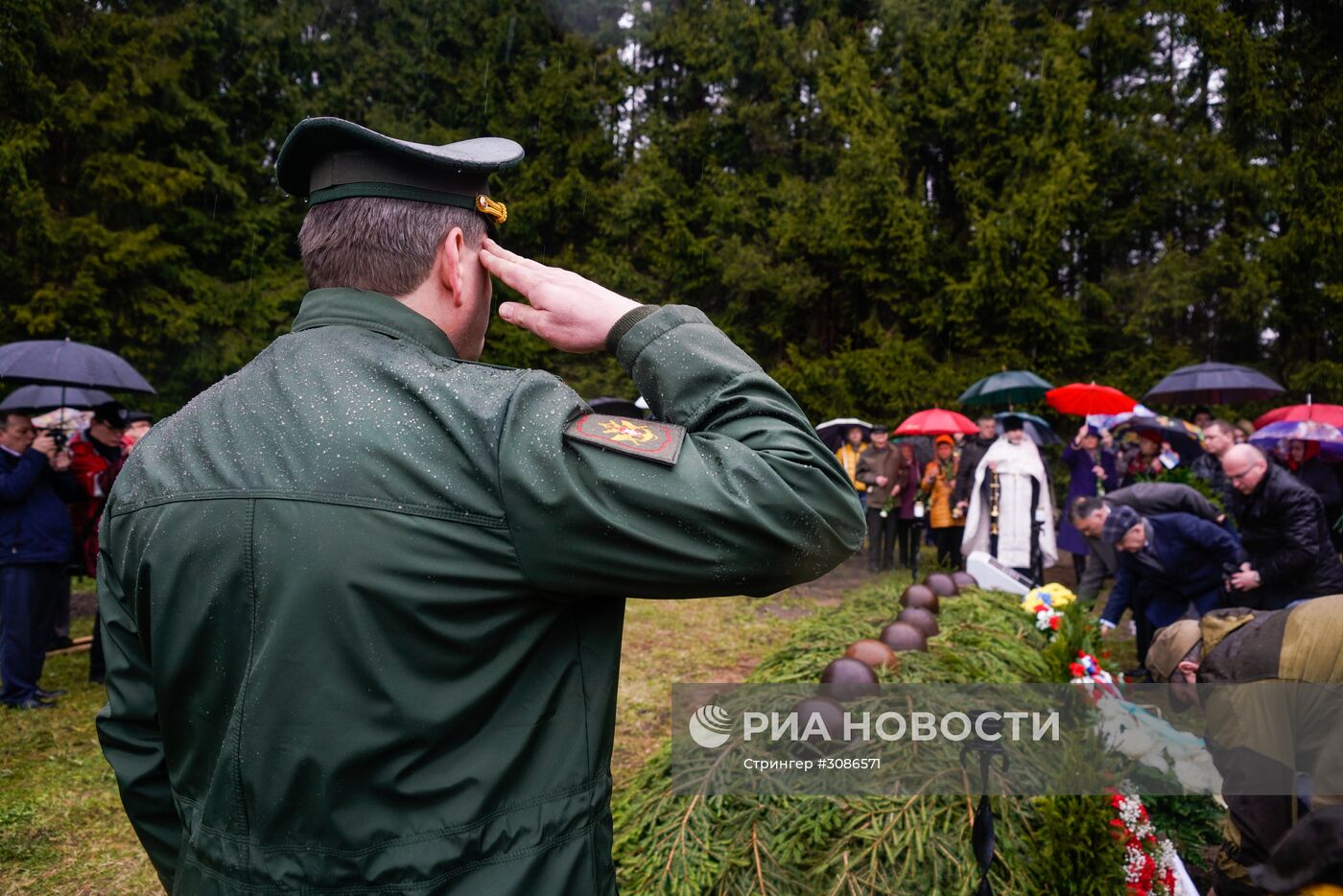 Церемония перезахоронения останков советских воинов в Латвии