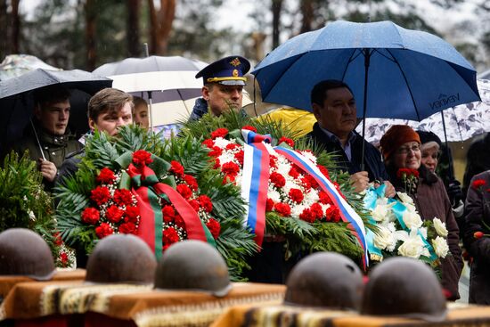 Церемония перезахоронения останков советских воинов в Латвии