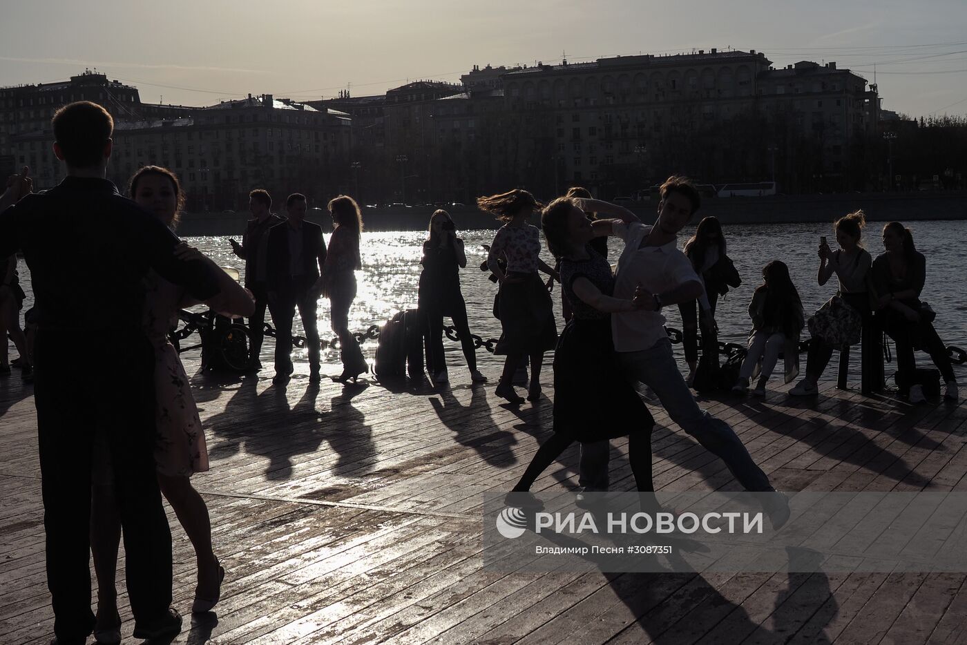 Отдых в Центральном парке культуры и отдыха имени Горького в Москве.