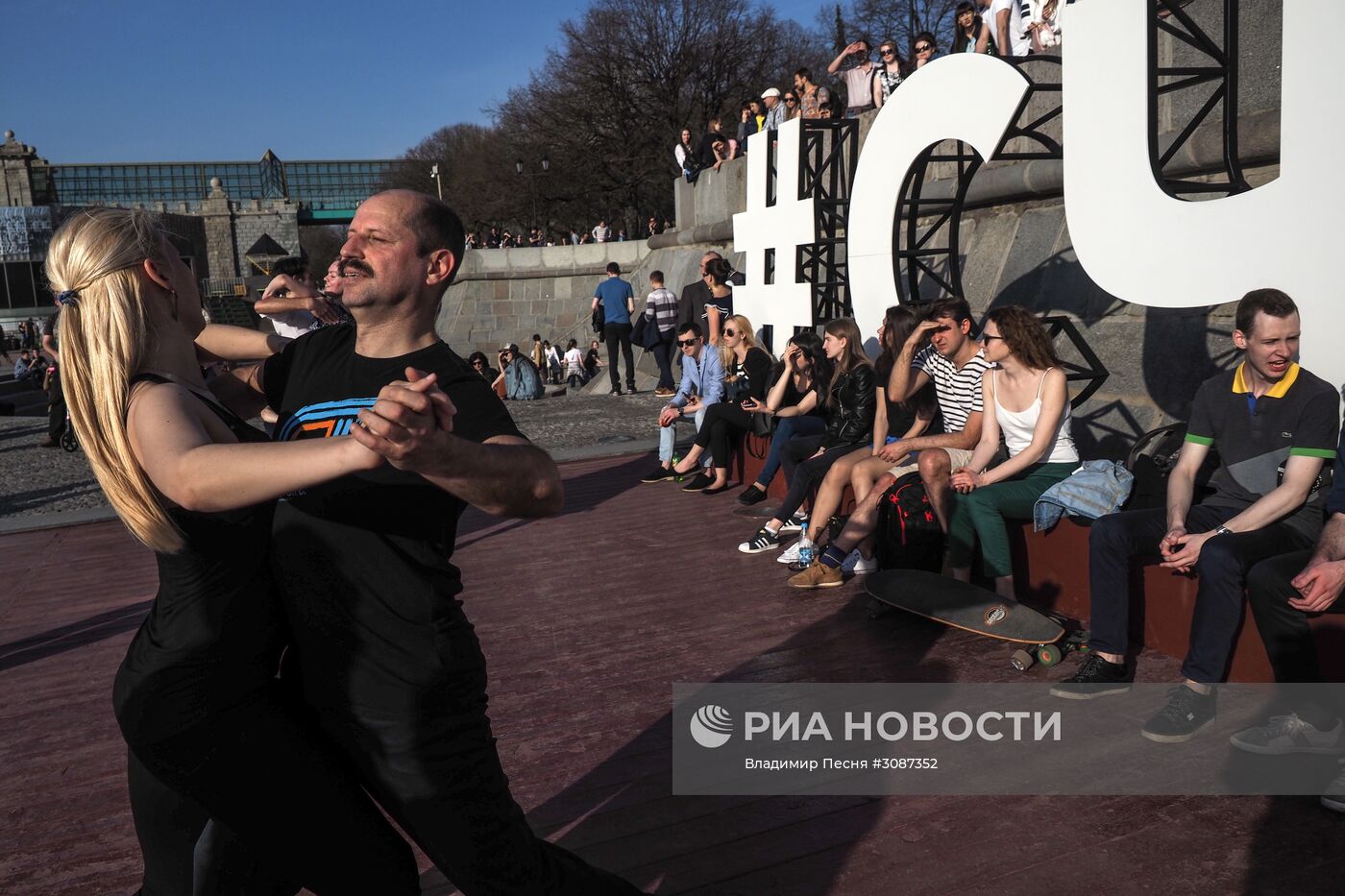 Отдых в Центральном парке культуры и отдыха имени Горького в Москве.