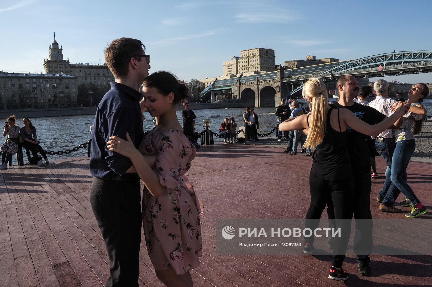 Отдых в Центральном парке культуры и отдыха имени Горького в Москве.