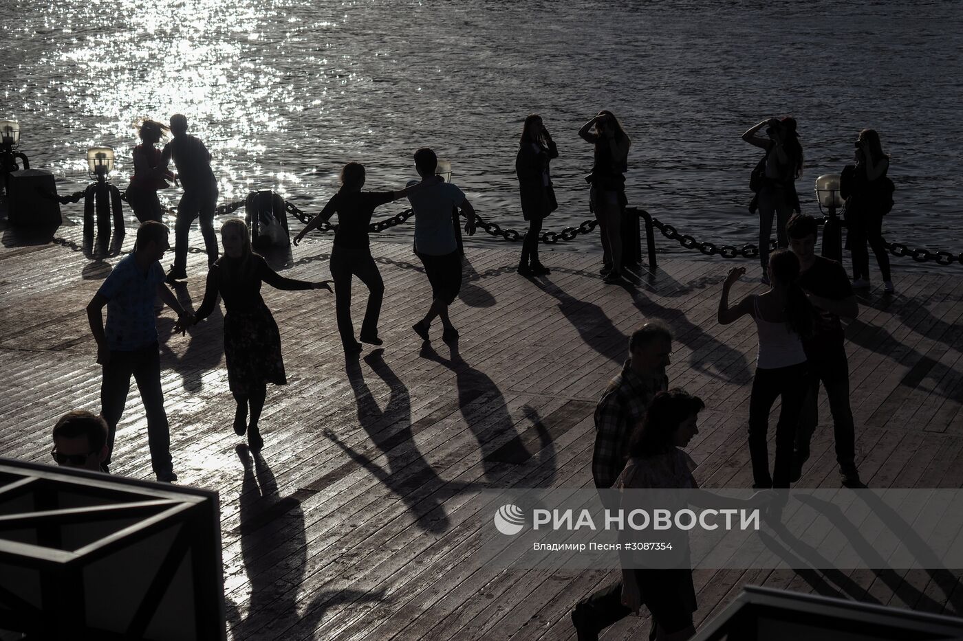 Отдых в Центральном парке культуры и отдыха имени Горького в Москве.