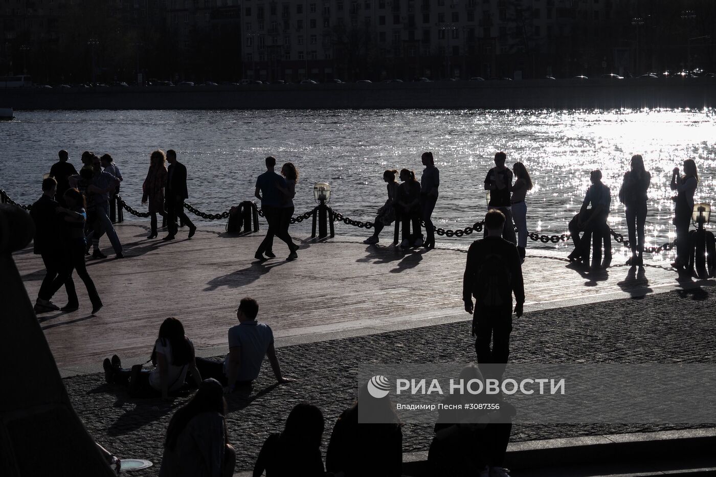 Отдых в Центральном парке культуры и отдыха имени Горького в Москве.