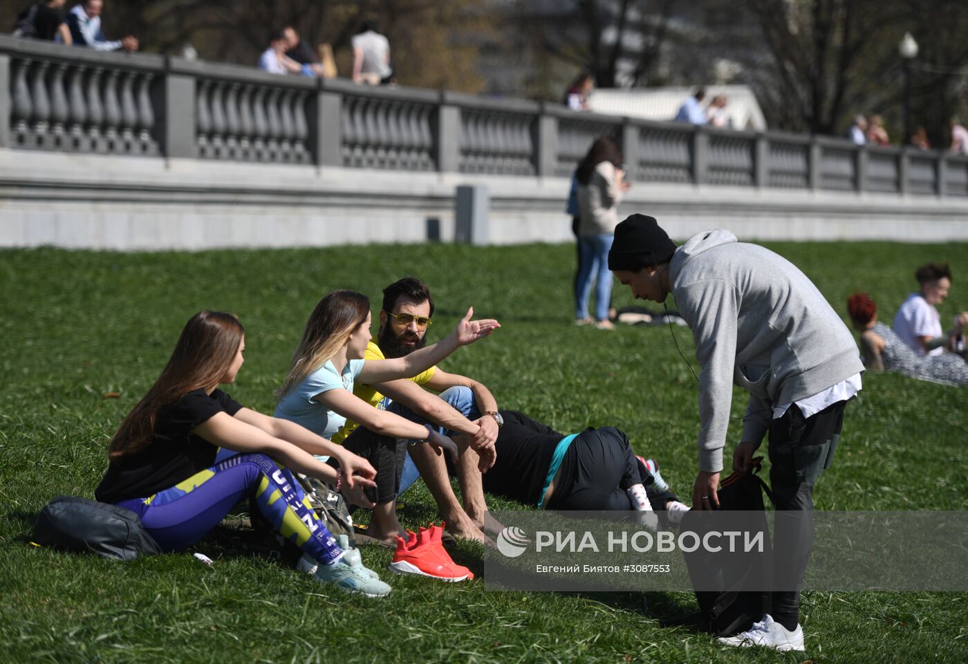 Отдых в Центральном парке культуры и отдыха имени Горького в Москве.