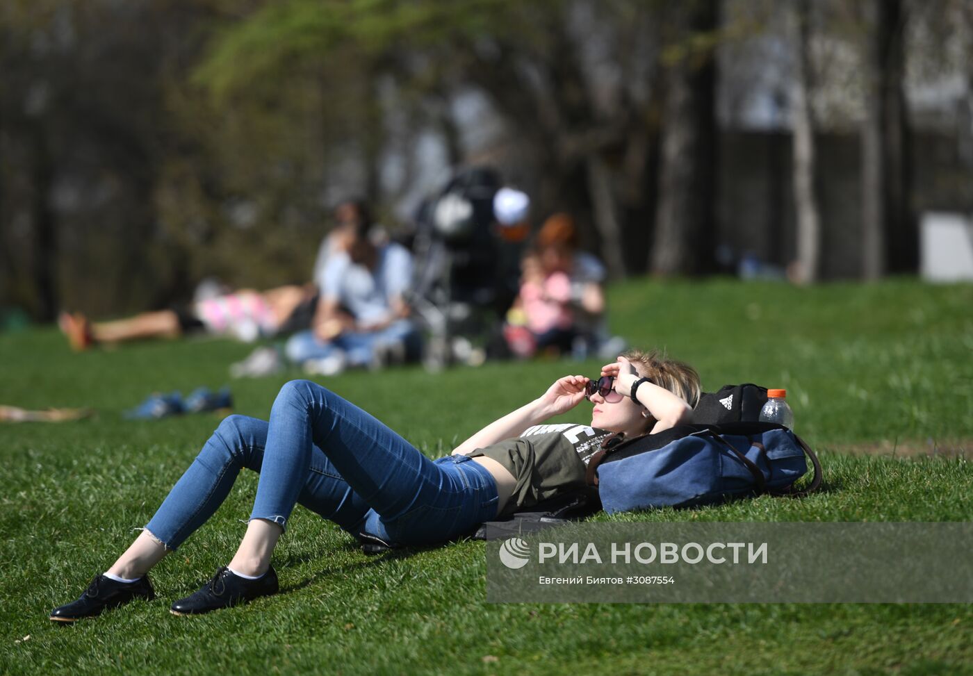 Отдых в Центральном парке культуры и отдыха имени Горького в Москве.