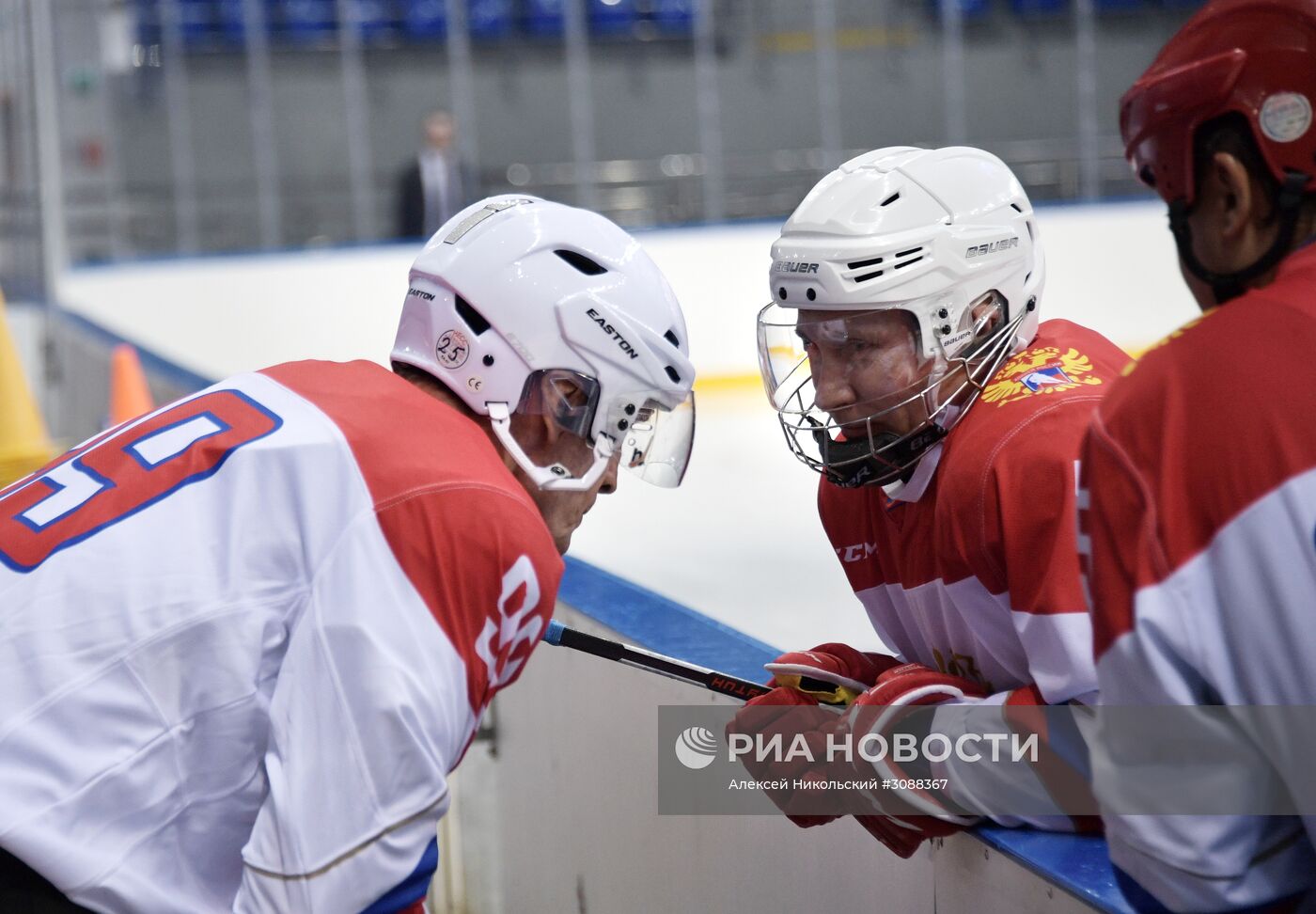 Президент РФ В. Путин провел хоккейную тренировку в Сочи