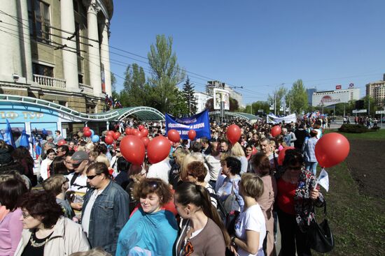 Шествие в честь Дня международной солидарности трудящихся в Донецке