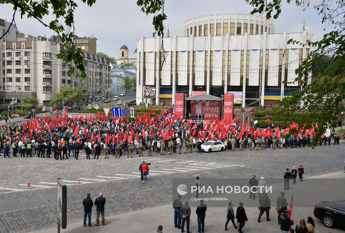 Мероприятия в День международной солидарности трудящихся за рубежом