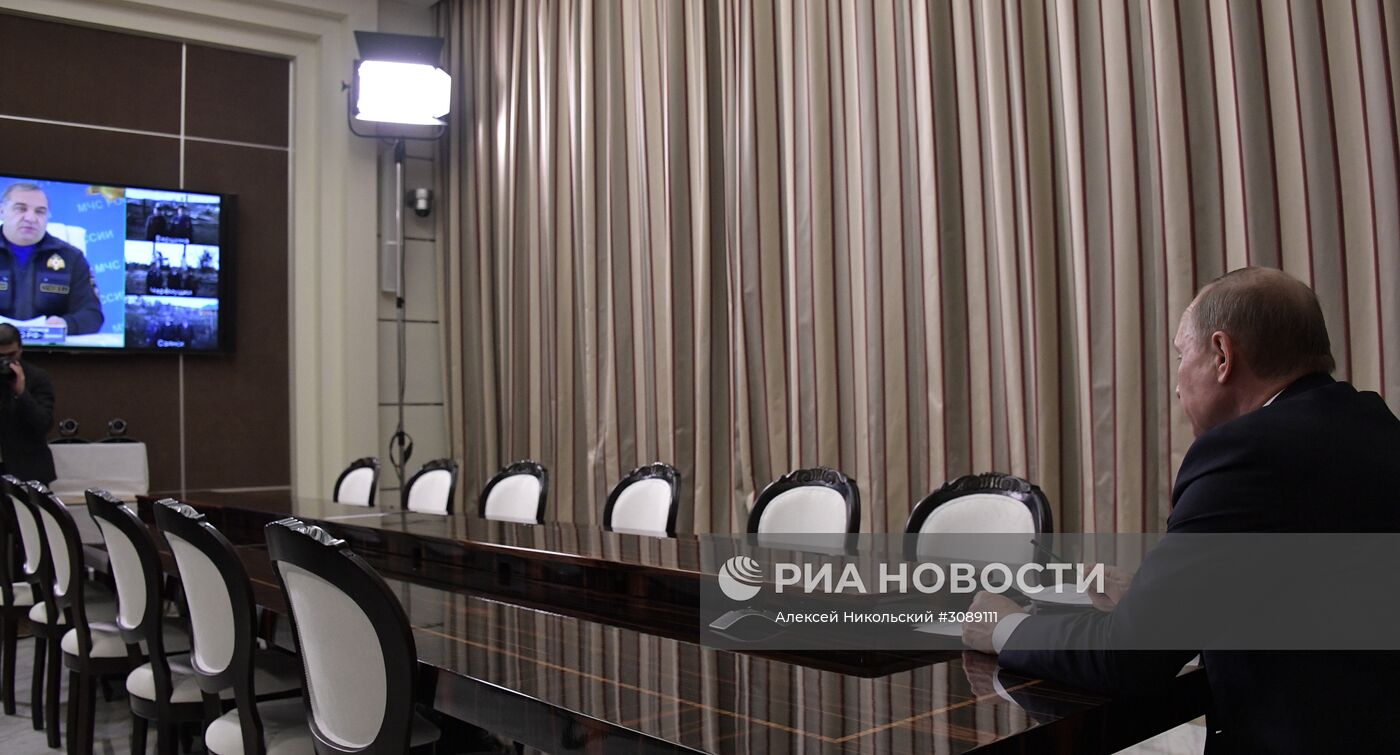 Президент РФ В. Путин провел видеоконференцию по вопросам ликвидации последствий природных пожаров