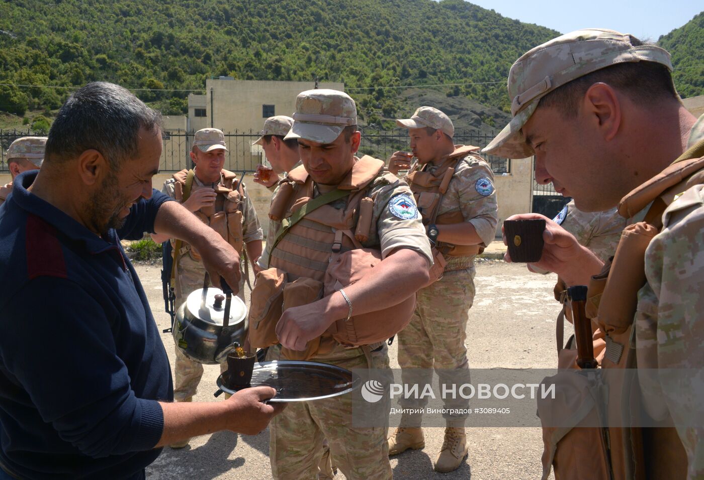 Военные российского ЦПВС доставили гуманитарную помощь в сирийское село Жоубет Бургаль