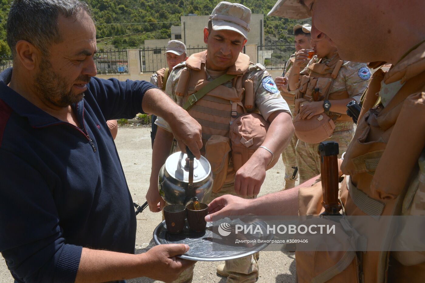 Военные российского ЦПВС доставили гуманитарную помощь в сирийское село Жоубет Бургаль