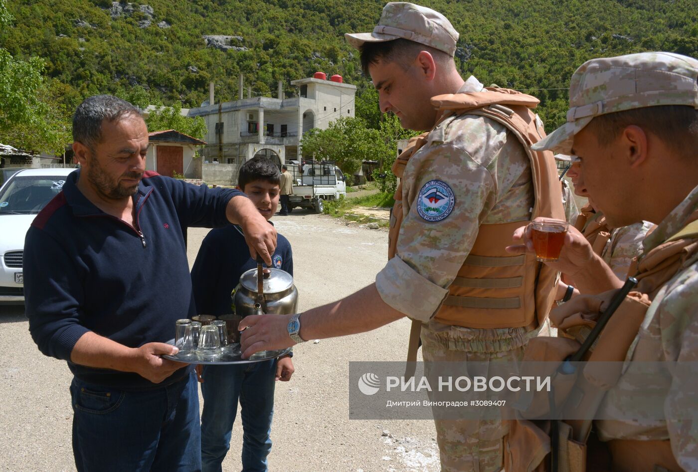 Военные российского ЦПВС доставили гуманитарную помощь в сирийское село Жоубет Бургаль