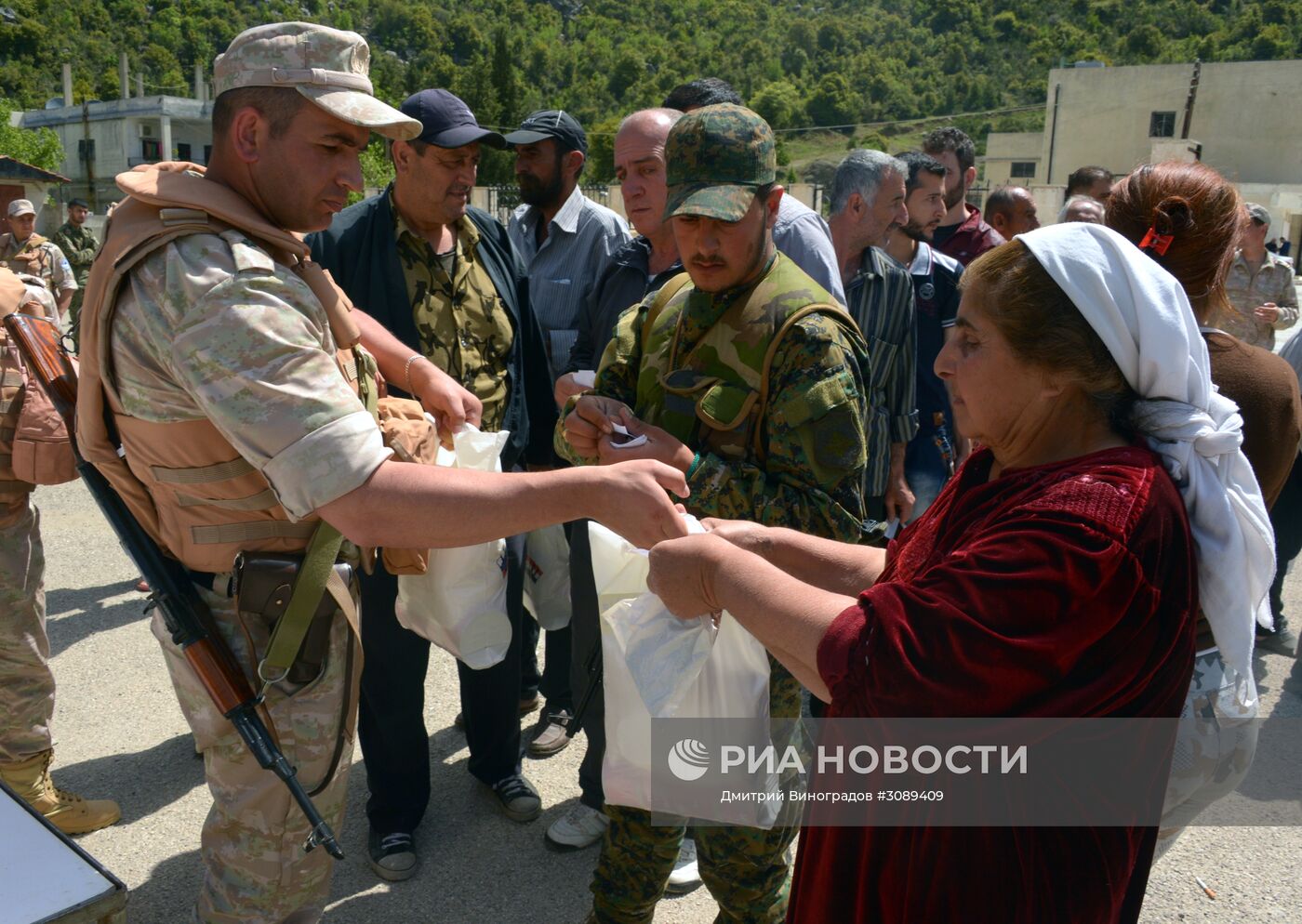 Военные российского ЦПВС доставили гуманитарную помощь в сирийское село Жоубет Бургаль