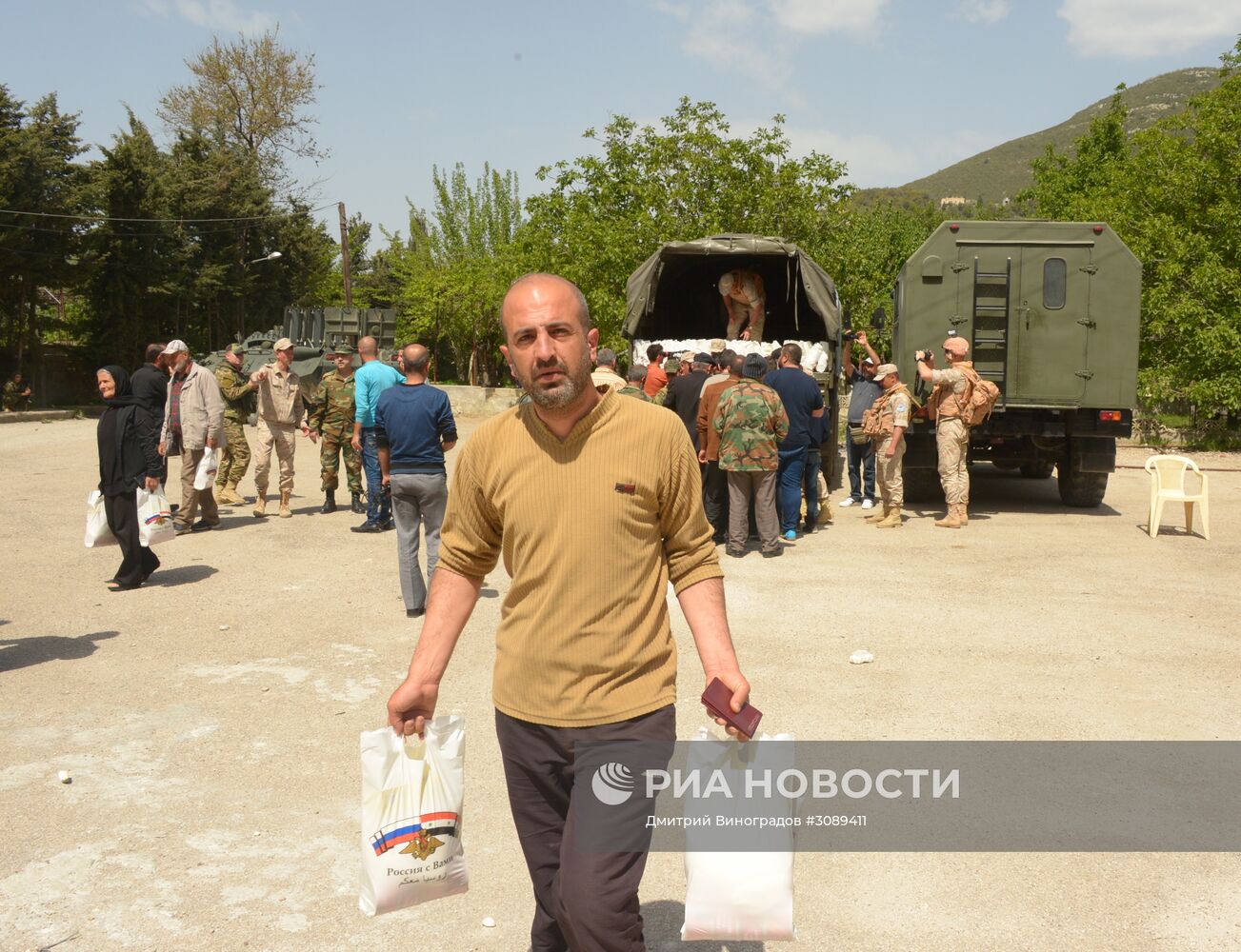 Военные российского ЦПВС доставили гуманитарную помощь в сирийское село Жоубет Бургаль