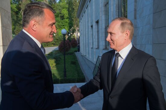 Встреча президента РФ В. Путина с президентом Республики Южная Осетия А. Бибиловым
