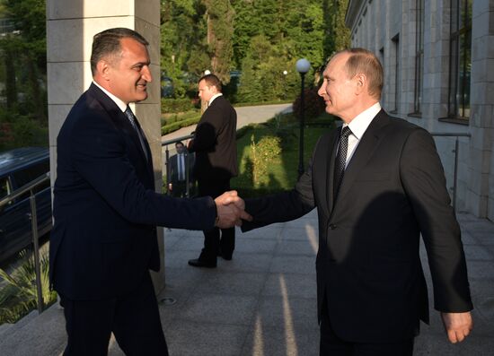 Встреча президента РФ В. Путина с президентом Республики Южная Осетия А. Бибиловым