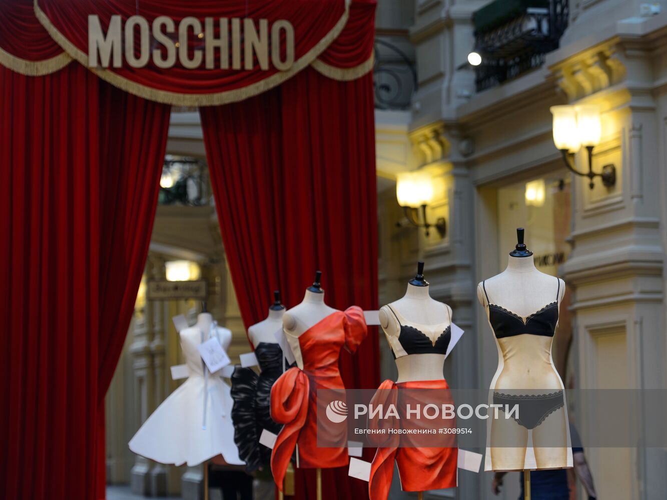 Выставка "Бумажные куклы: 2D-мода от Moschino" в ГУМе