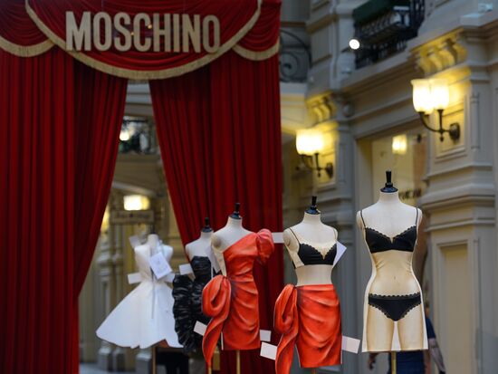 Выставка "Бумажные куклы: 2D-мода от Moschino" в ГУМе