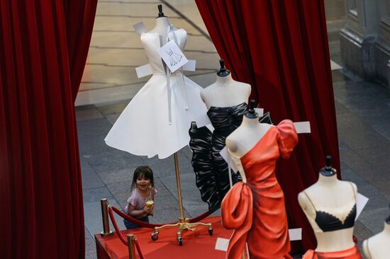 Выставка "Бумажные куклы: 2D-мода от Moschino" в ГУМе