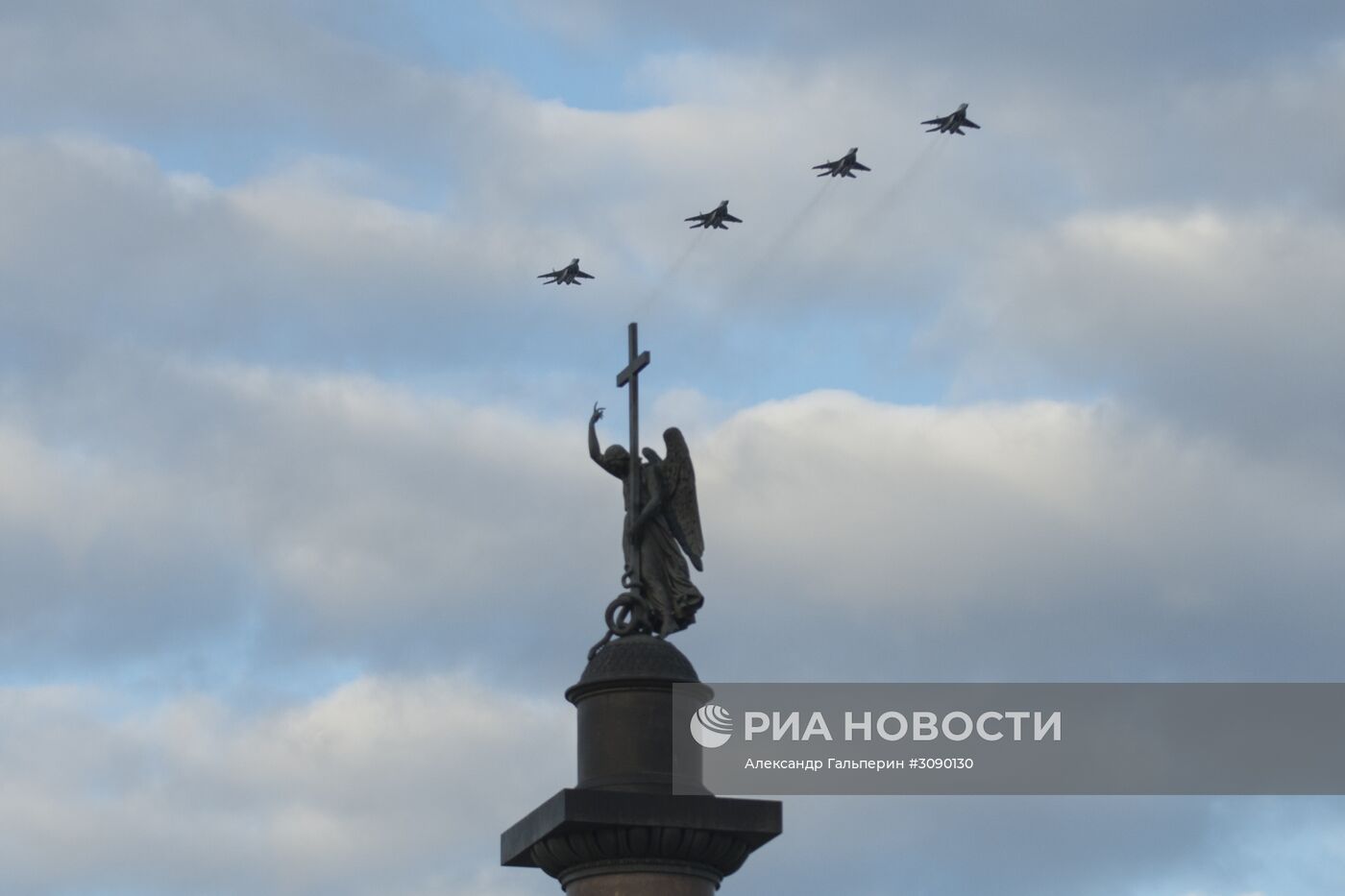 Тренировка воздушной части парада Победы в Санкт-Петербурге