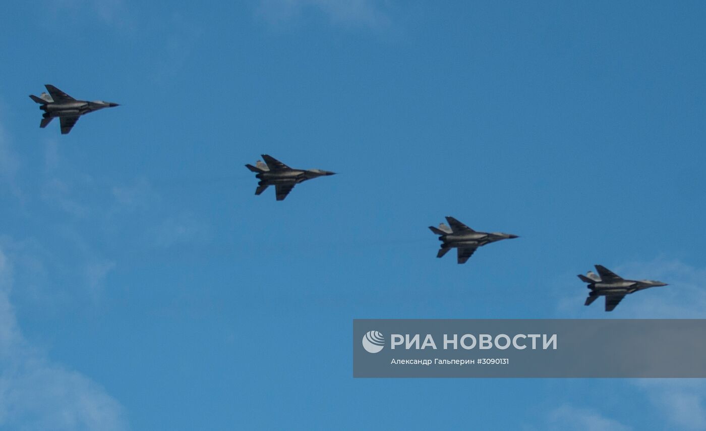 Тренировка воздушной части парада Победы в Санкт-Петербурге