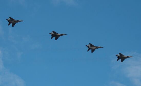 Тренировка воздушной части парада Победы в Санкт-Петербурге