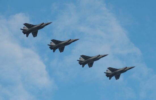 Тренировка воздушной части парада Победы в Санкт-Петербурге