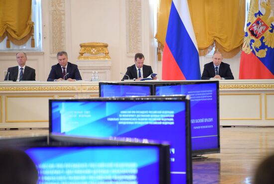 Президент РФ В. Путин провел совместное заседание Госсовета и Комиссии по мониторингу достижения целевых показателей социально-экономического развития страны