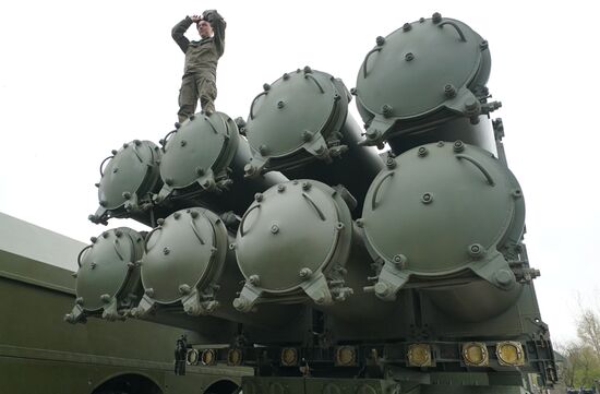 Подготовка боевой техники к участию в параде Победы в Калининграде