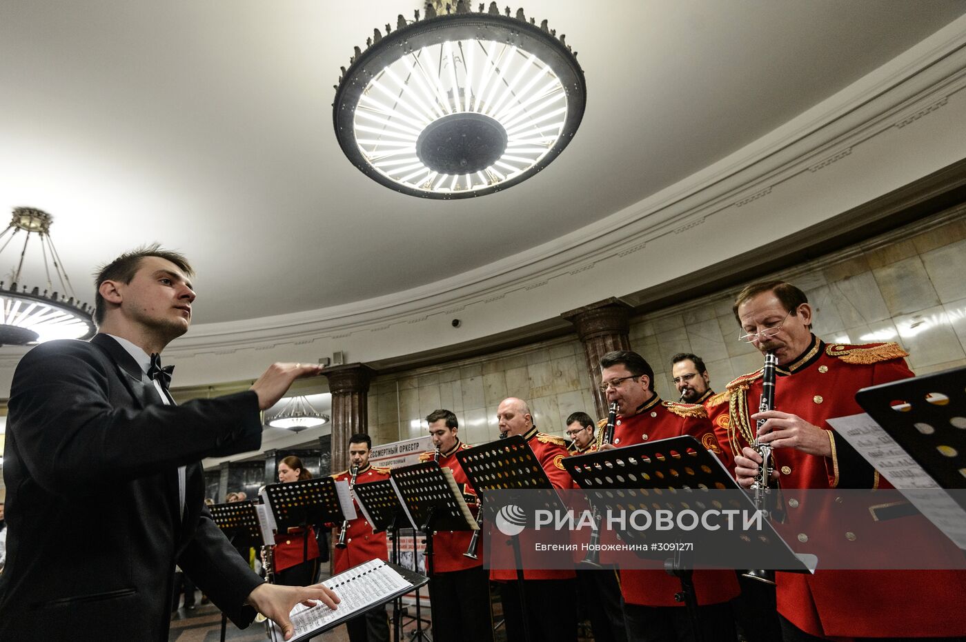 Музыкальные выступления в преддверии Дня Победы в московском метро