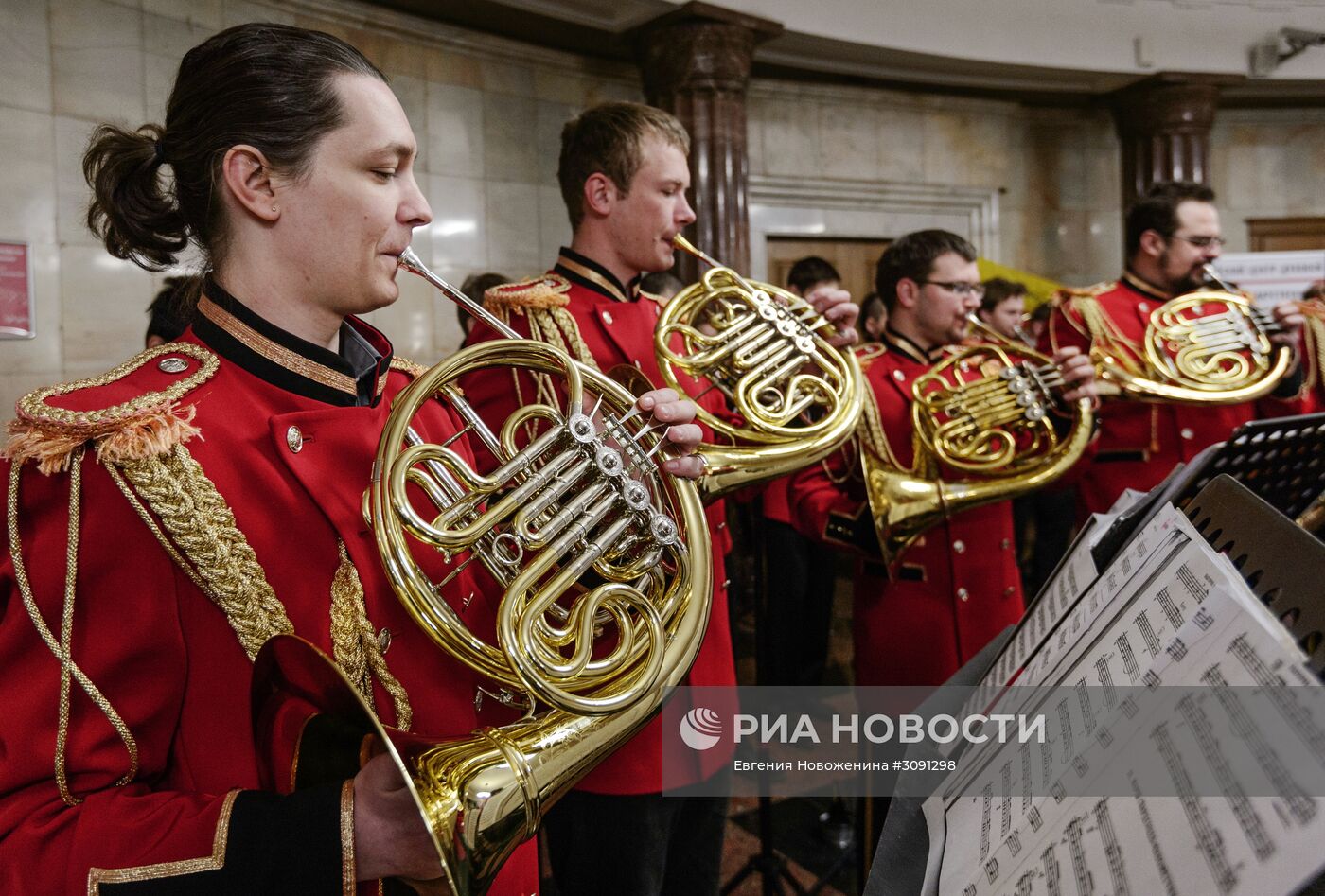 Музыкальные выступления в преддверии Дня Победы в московском метро