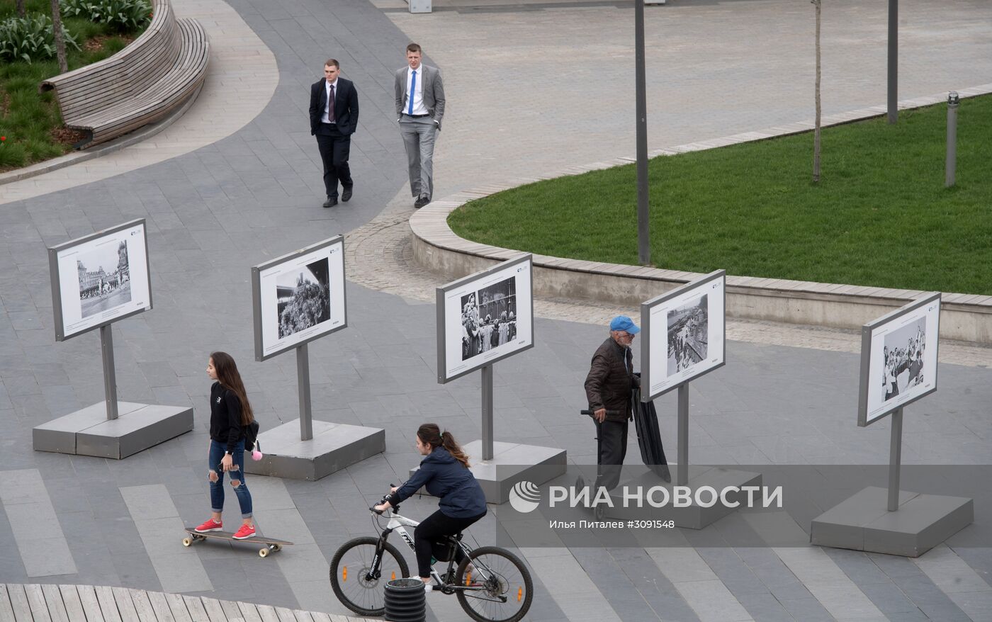 Выставка фотохроники военных лет в парке "Музеон" в Москве