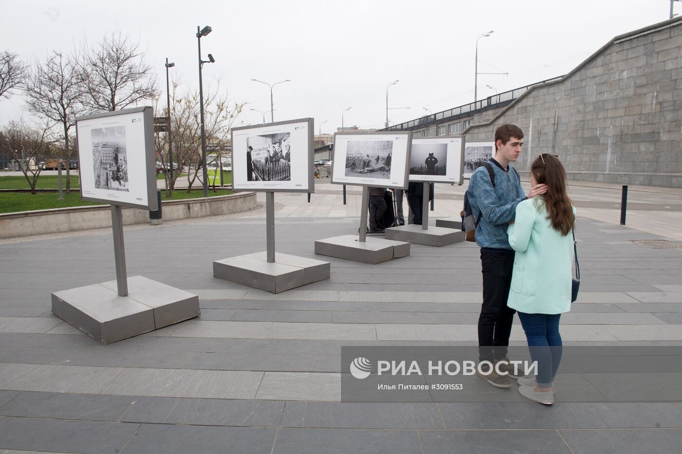 Выставка фотохроники военных лет в парке "Музеон" в Москве