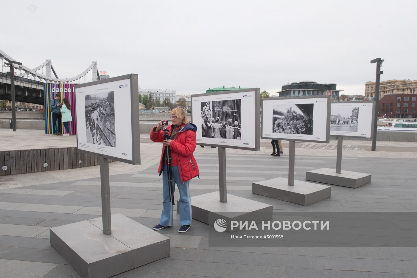 Выставка фотохроники военных лет в парке "Музеон" в Москве