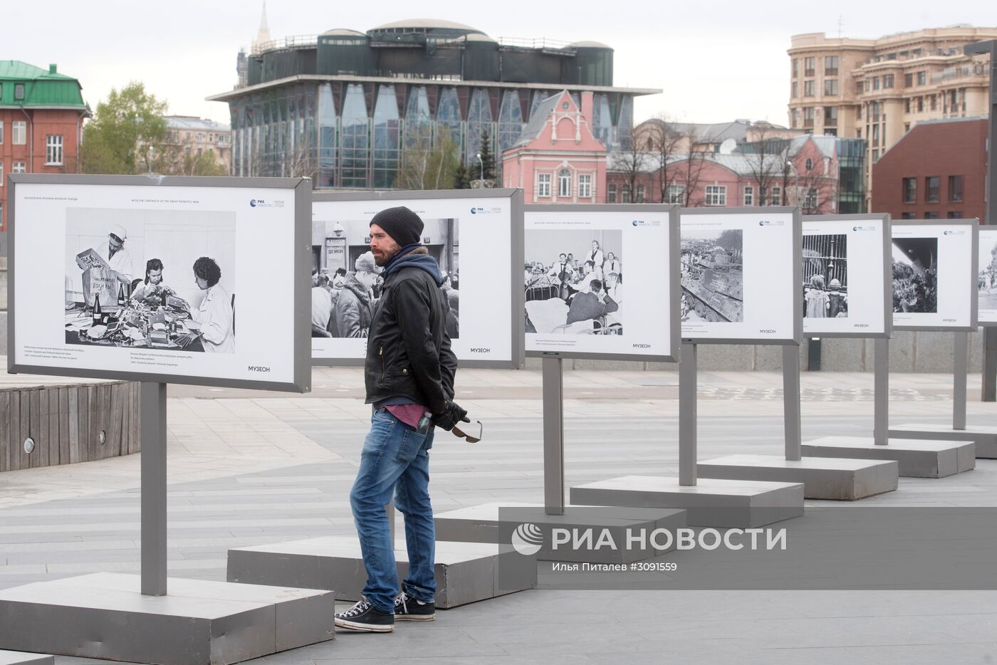 Выставка фотохроники военных лет в парке "Музеон" в Москве