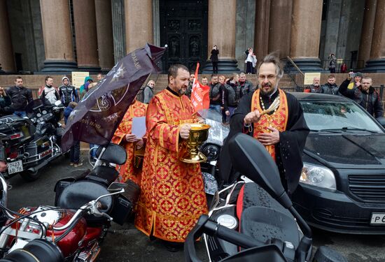 "Ночные Волки" освятили мотоциклы возле Исаакиевского собора в Санкт-Петербурге