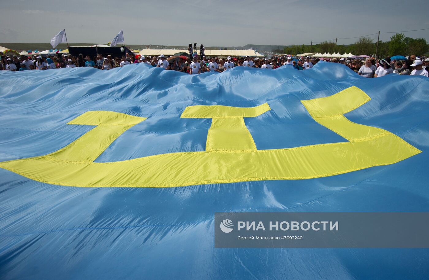 В Крыму испекли самый большой в мире чебурек